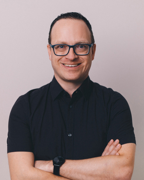 Peter Hartauer
                            
